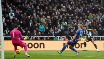 Newcastle find form to thrash Ruud van Nistelrooy’s Leicester