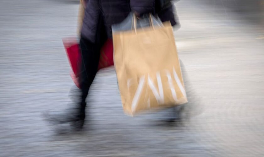 Der Einzelhandel hofft darauf, dass das Weihnachtsgeschäft in Berlin und Brandenburg noch etwas anzieht. (Archivbild) Foto: Chri