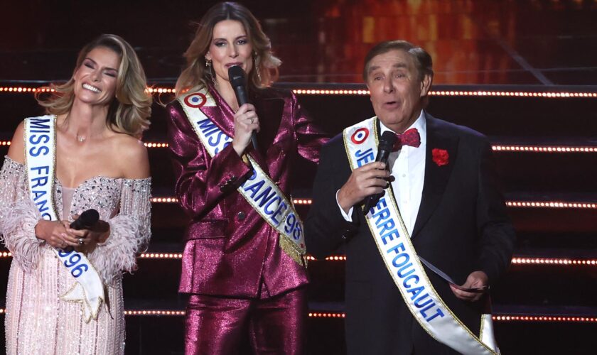 Miss France 2025 : Jean-Pierre Foucault a reçu sa propre écharpe de Miss après un hommage émouvant