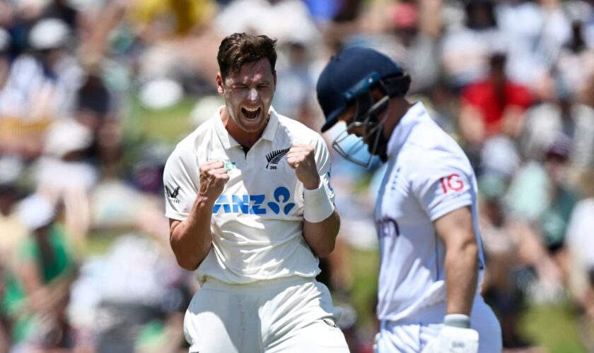 England struggle to 54 for two at lunch in Hamilton