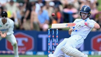 Batting collapse puts England on the back foot against New Zealand