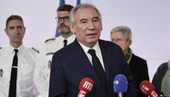 En direct : François Bayrou poursuit ses consultations sur fond de crise à Mayotte