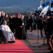 Le pape François en Corse : les images de son accueil à l’aéroport d’Ajaccio