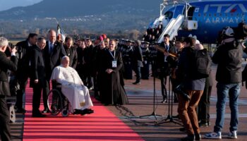 Le pape François en Corse : les images de son accueil à l’aéroport d’Ajaccio