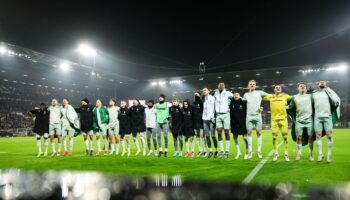 Rundum zufrieden: Werder Bremen feiert nach einem souveränen Sieg in St. Pauli mit den eigenen Fans. Foto: Christian Charisius/d