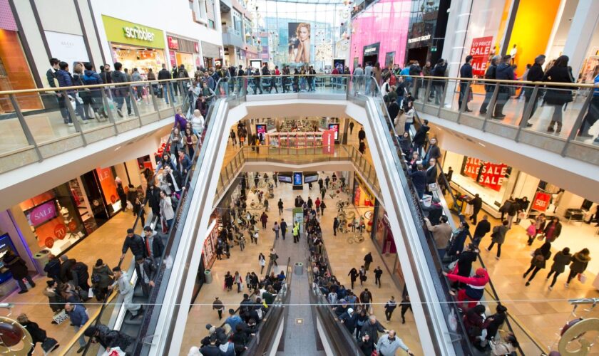 EDITORIAL USE ONLY.Shoppers are seen at the Bullring shopping centre in Birmingham during the Boxing Day sales. PRESS ASSOCIATION Photo. Saturday December 26, 2015. Photo credit should read: Jon Super/PA Wire..