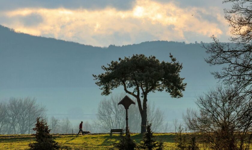 Der Deutsche Wetterdienst rechnet zum Wochenstart mit vielen Wolken in Baden-Württemberg. Foto: Thomas Warnack/dpa