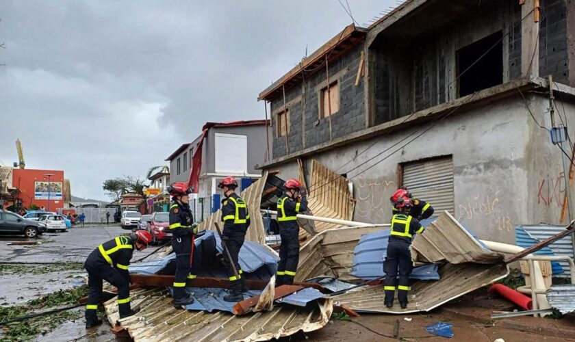 Des « centaines » de morts attendus, pont aérien depuis La Réunion… Quelle est la situation à Mayotte, ravagé par le cyclone Chido ?