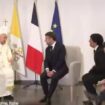 Emmanuel Macron rencontre le pape François à l'aéroport d'Ajaccio