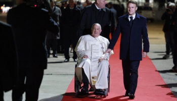 Une messe géante et des bains de foule pour la visite historique du pape en Corse