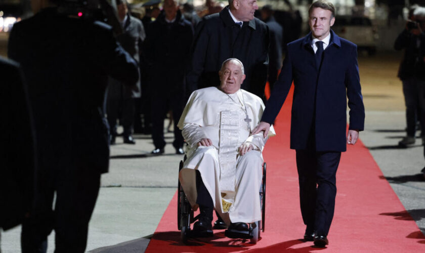 Une messe géante et des bains de foule pour la visite historique du pape en Corse