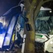 Zwei Menschen wurden beim Unfall eines Linienbusses nahe Ilmenau verletzt. Foto: Steffen Ittig/News5/dpa