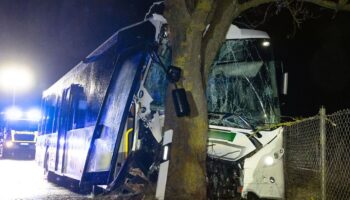 Zwei Menschen wurden beim Unfall eines Linienbusses nahe Ilmenau verletzt. Foto: Steffen Ittig/News5/dpa