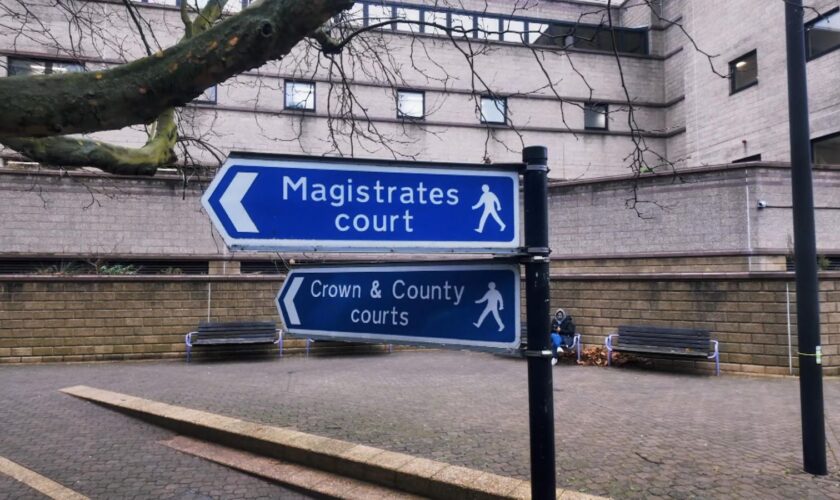 signs to magistrates court and crown court