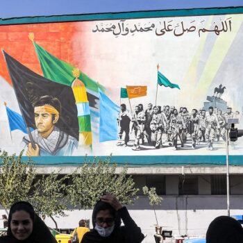 Une peinture murale représente l'ayatollah Ruhollah Khomeini (à droite), premier guide suprême de l'Iran depuis la Révolution islamique de 1979, et l'actuel guide suprême, l'ayatollah Ali Khamenei (à gauche) dans le centre de Téhéran, le 10 septembre 2023