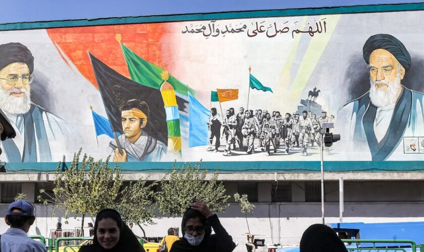 Une peinture murale représente l'ayatollah Ruhollah Khomeini (à droite), premier guide suprême de l'Iran depuis la Révolution islamique de 1979, et l'actuel guide suprême, l'ayatollah Ali Khamenei (à gauche) dans le centre de Téhéran, le 10 septembre 2023