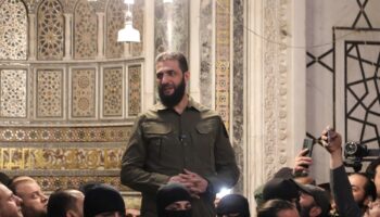 Le chef du groupe islamiste syrien Hayat Tahrir al-Sham (HTS) Abu Mohammed al-Jolani s'adresse à la foule dans la grande mosquée des Omeyyades de Damas, le 8 décembre 2024