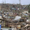 Cyclone Chido à Mayotte : le préfet s'attend à des "centaines" de morts, les images des dégâts