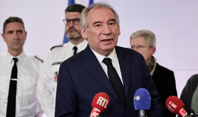 En pleine crise à Mayotte, François Bayrou préfère le conseil municipal de Pau à la réunion sur l’archipel