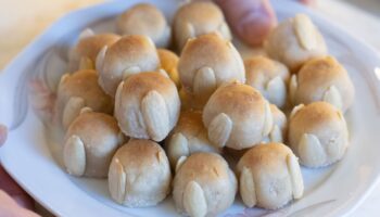 Für besonders gute Bethmännchen ist ein hochwertiges Marzipan wichtig. Foto: Boris Roessler/dpa