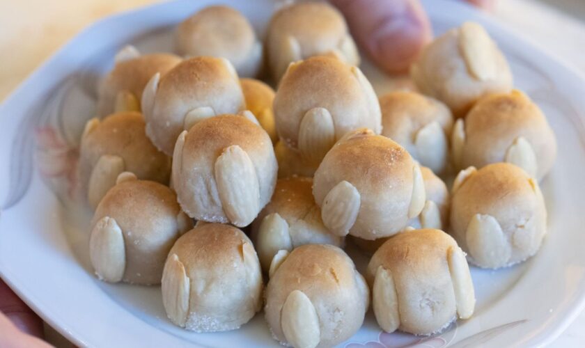 Für besonders gute Bethmännchen ist ein hochwertiges Marzipan wichtig. Foto: Boris Roessler/dpa