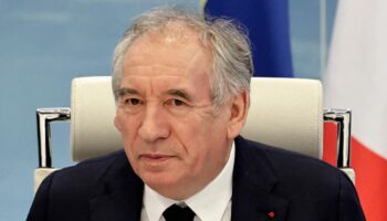 À peine nommé à Matignon, François Bayrou est “sur un siège éjectable”