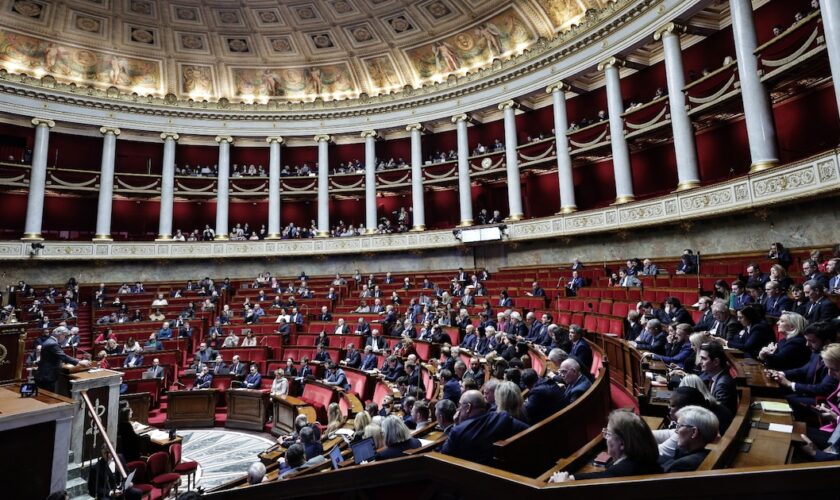 Lundi à l'Assemblée nationale, le rapporteur du budget de la Sécu, Yannick Neuder (LR), a estimé qu'un rejet du budget ne laisserait "que quelques semaines de trésorerie" aux organismes publics pour "payer les retraites, rembourser les soins et financer les impôts"