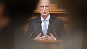 Hamburgs Bürgermeister Peter Tschentscher verteidigt den Doppelhaushalt des rot-grünen Senats gegen Kritik der Opposition. Foto: