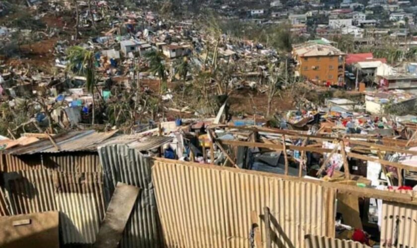 Un bâtiment détruit après le passage du cyclone Chido à Mayotte, dans la capitale Mamoudzou, le 14 décembre 2024