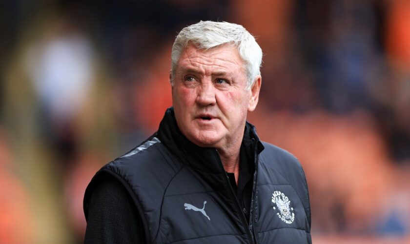 Blackpool's Manager Steve Bruce looks on prior to the Sky Bet League One match at Bloomfield Road, Blackpool. Picture date: Saturday September 28, 2024. PA Photo. See PA story SOCCER Blackpool. Photo credit should read: Jessica Hornby/PA Wire...RESTRICTIONS: EDITORIAL USE ONLY No use with unauthorised audio, video, data, fixture lists, club/league logos or "live" services.