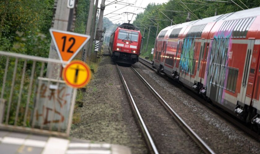 Sturmböen in und um Hamburg sorgen am frühen Morgen für erhebliche Verspätungen. (Symbolbild) Foto: Jonas Walzberg/dpa