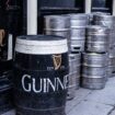 Guinness-Fässer vor einem Pub