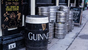 Guinness-Fässer vor einem Pub