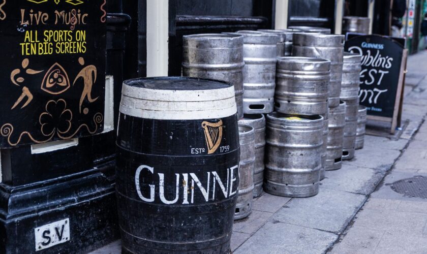 Guinness-Fässer vor einem Pub