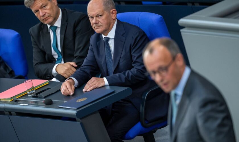 Misstrauische Blicke: Scholz und Merz sind längst im Wahlkampfmodus. Foto: Michael Kappeler/dpa