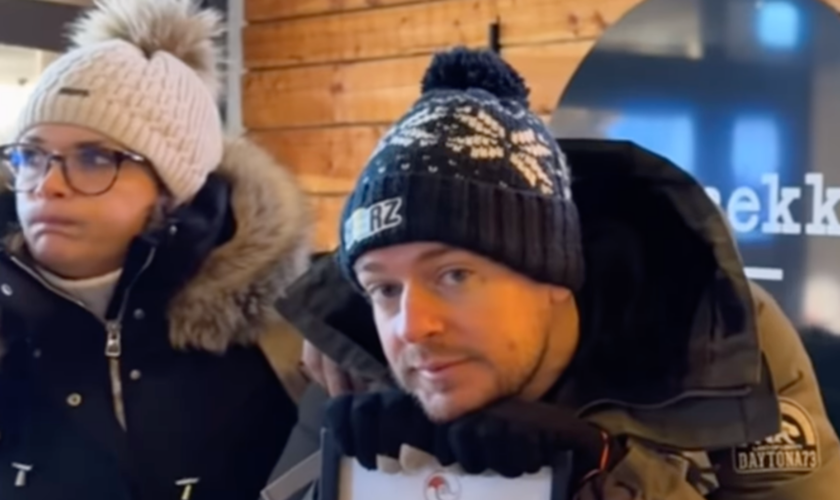 Au village du Père Noël en Laponie, Jeremstar passe un très mauvais moment et il le fait savoir