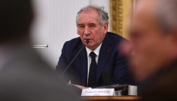 Le nouveau Premier ministre français et maire de Pau François Bayrou s'adresse au public lors du conseil municipal à l'hôtel de ville de Pau, dans le sud-ouest de la France, le 16 décembre 2024