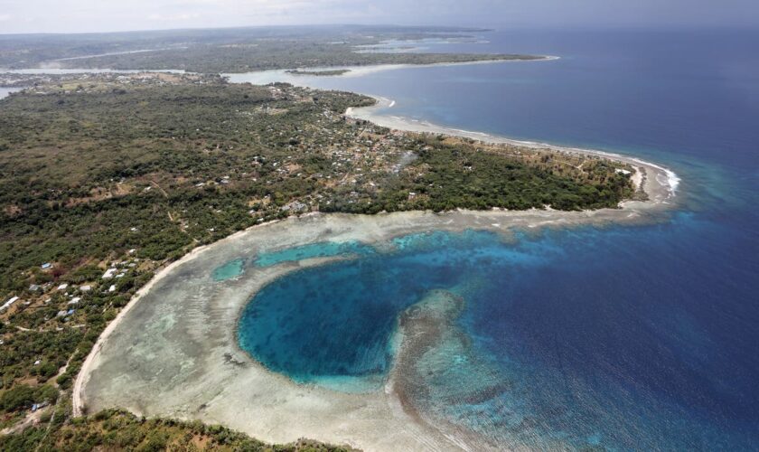 One dead after massive 7.3-magnitude Vanuatu earthquake triggers tsunami warnings