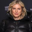 Karin Viard donne de ses nouvelles après sa chute à ski et son évacuation en civière