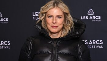 Karin Viard donne de ses nouvelles après sa chute à ski et son évacuation en civière