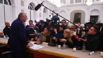 EN DIRECT - Bayrou pris à partie en plein conseil municipal à Pau : «Votre première mission, monsieur le Premier ministre, c’est d’aller à Mayotte»