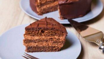 Chef explains how to make chocolate cake in 10 minutes without using an oven