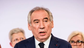 François Bayrou : vol en jet, Mayotte, cumul des mandats... Les polémiques se bousculent