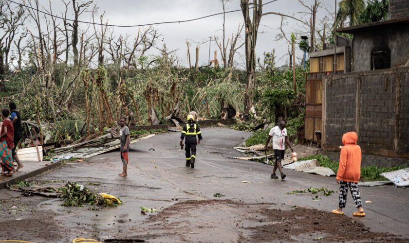 À Mayotte, un couvre-feu, la Croix-Rouge inquiète, des pénuries… Le point sur la situation trois jours après Chido