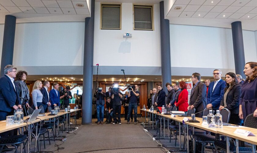 Seit Montag ringen Vertreter von VW und IG Metall um eine Einigung im Tarifstreit. (Archivbild) Foto: Moritz Frankenberg/dpa