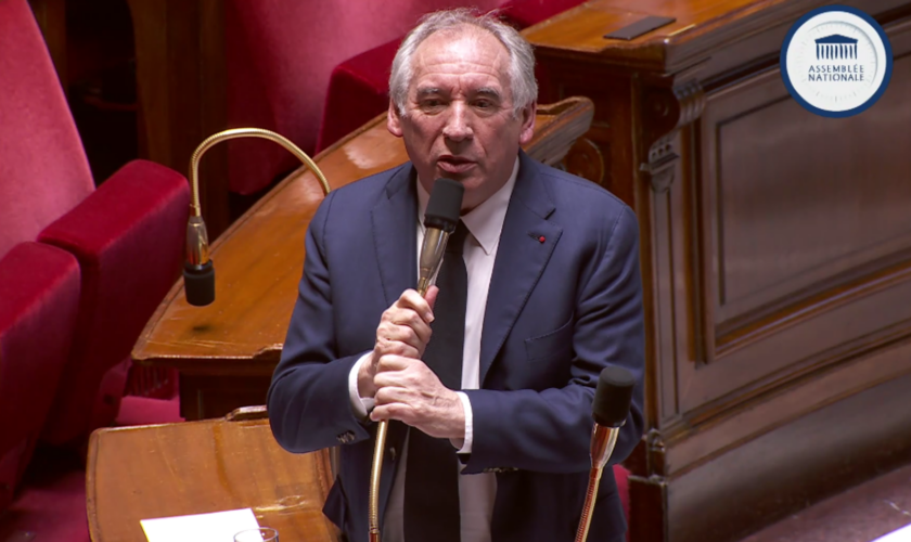 Mayotte : François Bayrou se prend les pieds dans le tapis du « territoire national » relance la polémique