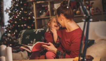 Avant Noël, voici sept livres jeunesse à lire en famille autour du sapin en attendant le Père Noël