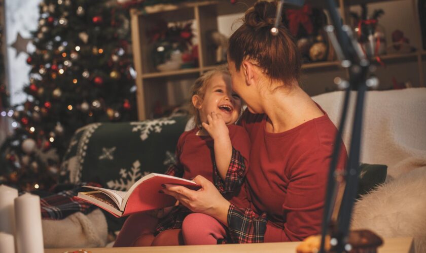 Avant Noël, voici sept livres jeunesse à lire en famille autour du sapin en attendant le Père Noël