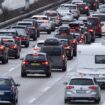 Autofahrer brauchen viel Geduld am Wochenende - auch die Innenstädte können sehr voll werden. (Archivbild) Foto: Marijan Murat/d