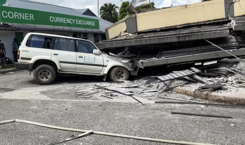 Le séisme au Vanuatu a fait au moins 14 morts, les recherches de survivants se poursuivent